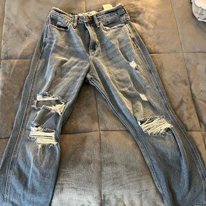 Brand: Hollister Size: 0S/ waist 24/ length 25 Color: Blue Jeans
